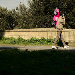 Un padre con un'automobile rosa