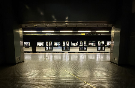 Treno in partenza metropolitana linea 1